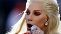 Ekspresi Lady Gaga saat menyanyikan lagu kebangsaan AS pada pembukaan Super Bowl 50 di Santa Clara, California, Minggu (7/2). Mengenakan busana dari Gucci, Mother Monster itu tampil serba merah seperti bendera negaranya. (Patrick Smith/Getty Images/AFP)