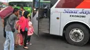 Pemudik bersiap menaiki bus ke tempat tujuan dari terminal Pulogadung, Jakarta, Jumat (10/7/15). Pada H -7, terminal Polugadung tercatat memberangkatkan sebanyak 521 penumpang dan bus yang diberangkatkan sekitar 118 bus. (Liputan6.com/Herman Zakharia)