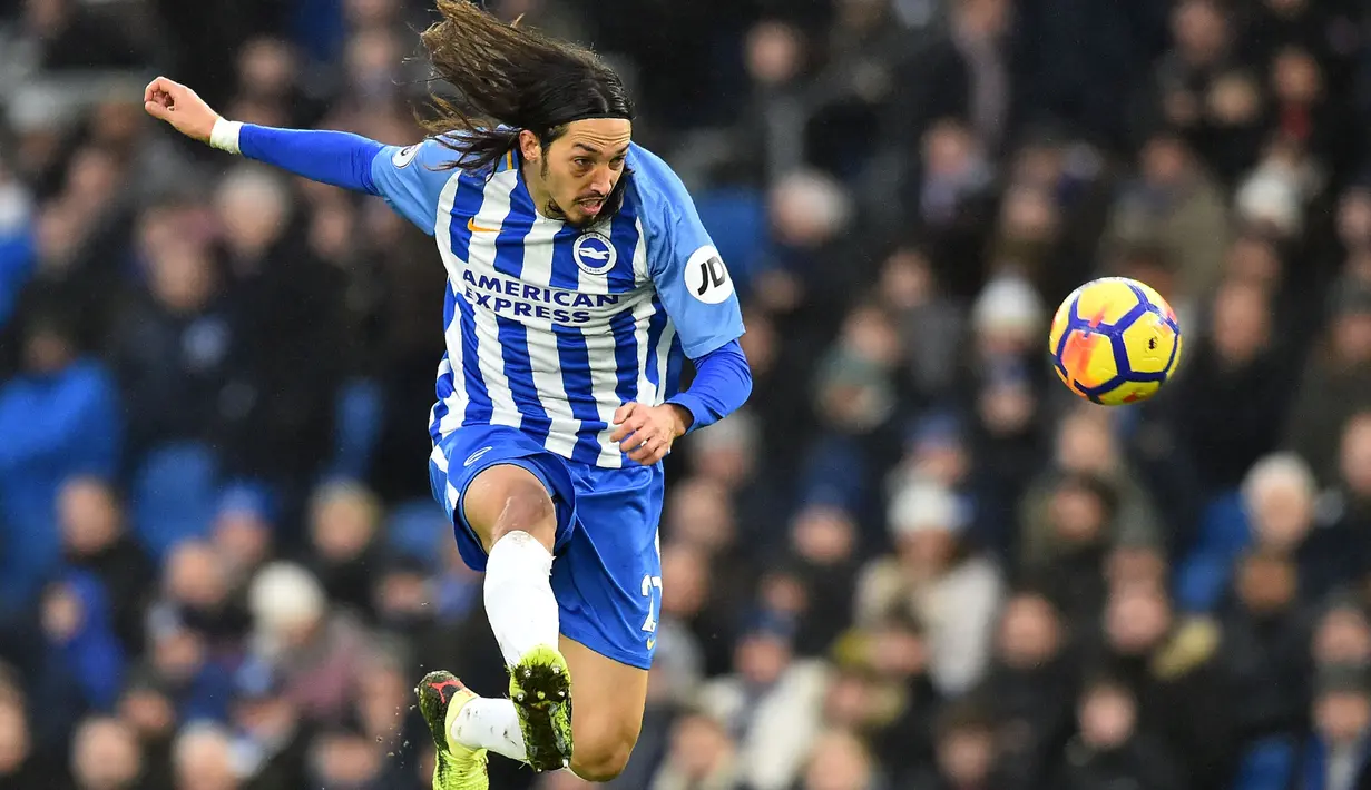 Ezequiel Schelotto yang kini tengah menjalani musim pertama bersama klub kasta keempat Liga Italia, Barletta, tercatat pernah membela Brighton and Hove Albion selama tiga musim mulai 2017/2018 hingga 2019/2020. Pada tengah musim 2018/2019 ia sempat dipinjamkan ke Chievo Verona. Bersama The Seagulls ia total tampil dalam 32 laga di semua kompetisi dengan torehan 1 assist. (AFP/Glyn Kirk)