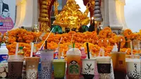 Bubble tea jadi persembahan para dewa di kulil-kuil di Thailand. (dok. Facebook.com/Payunbud)