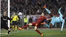 Kiper Barcelona, Marc-Andre ter Stegen, berusaha menghalau tendangan gelandang AS Roma, Stephan El Shaarawi, pada laga perempat final Liga Champions, di Stadion Olimpico, Selasa (10/4/2018). AS Roma menang 3-0 atas Barcelona. (AP/Gregorio Borgia)