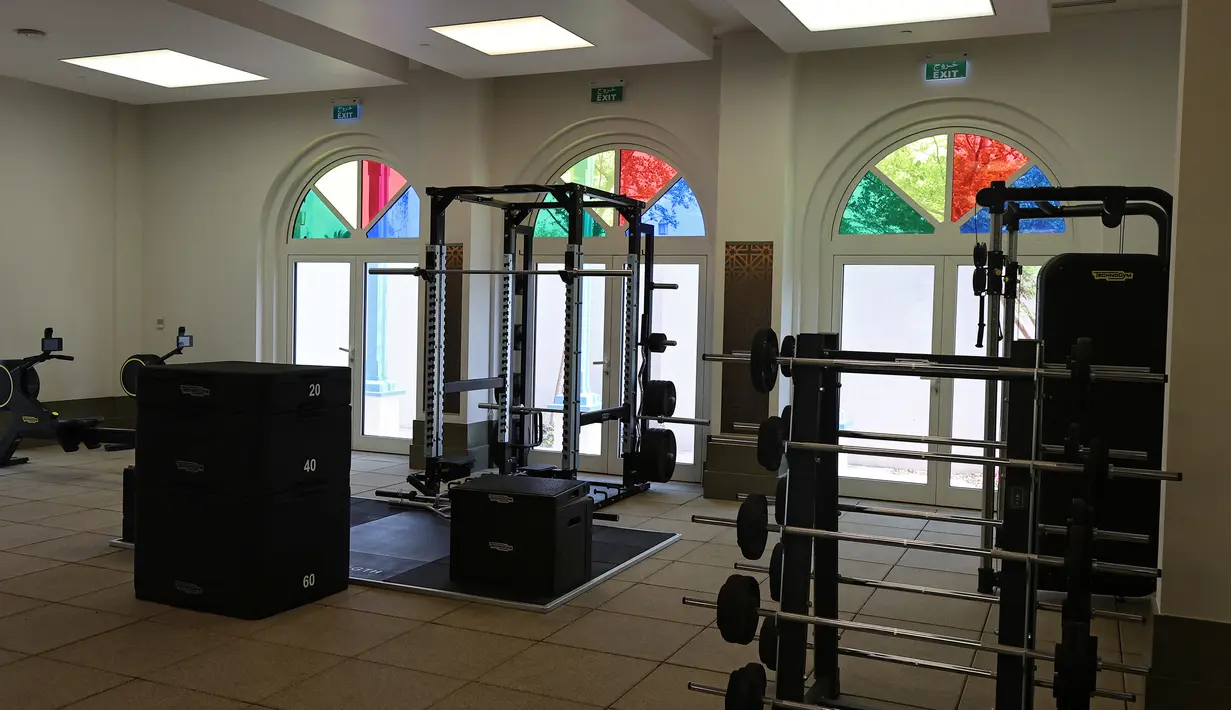 Hilton Salwa Beach Resort and Villa juga menyediakan gym, bar olahraga, klub pantai dan ruang makan bawah air yang tentunya menjadi simbol kemewahan orang-orang kaya berkantong tebal. (AFP/Karim Jaafar)