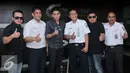 Personil band ST12 berpose bersama petugas PT KAI, Jumat (18/9/2015).  Band ST 12 didapuk menjadi duta Kereta Api Indonesia (KAI). (Liputan6.com/Gempur M Surya)