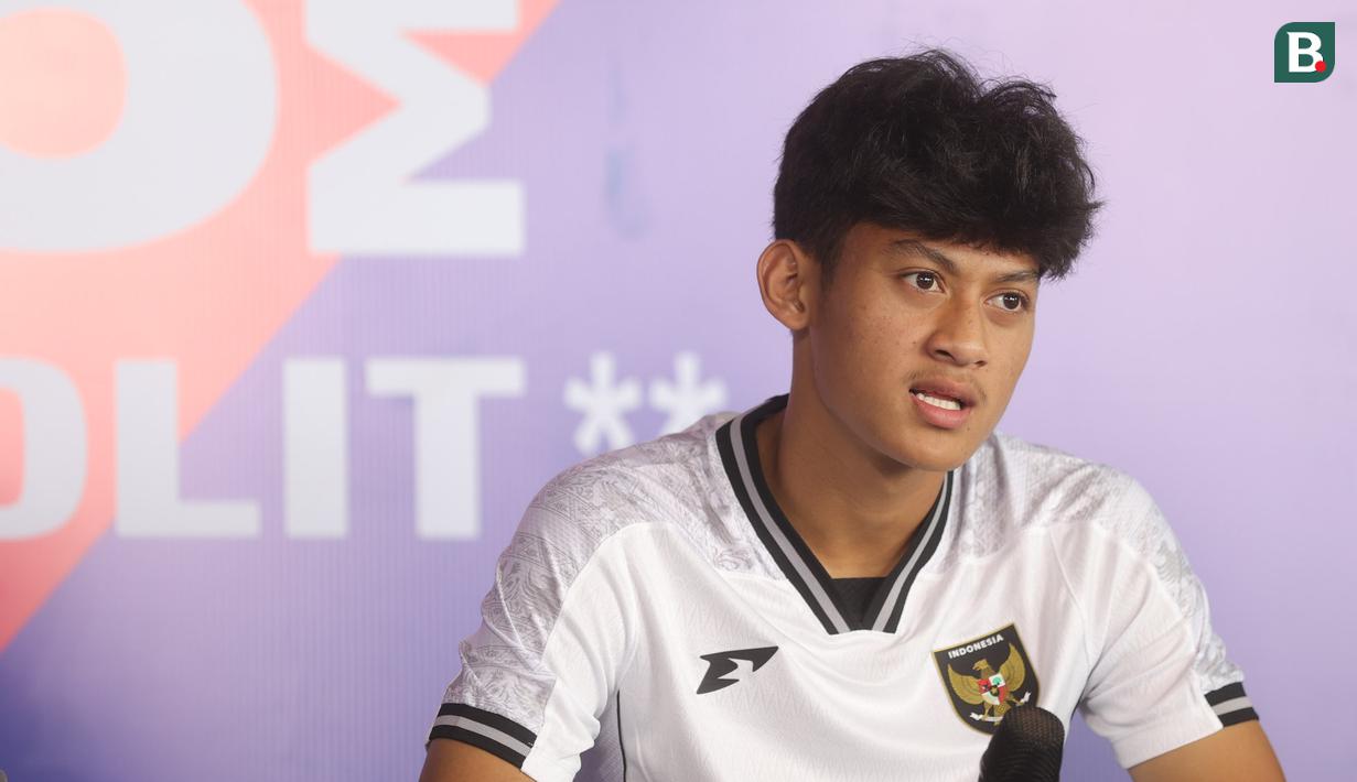 Pemain Timnas U-17 Mierza Firjatullah, menjawab pertanyaan dalam diskusi sekaligus jumpa pers perkenalan Mizone COCOBOOST di Jakarta, Rabu (30/4/2025). (Bola.com/M Iqbal Ichsan)
