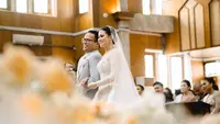 Anak Hotman Paris, Fritz Hutapea telah resmi menikah dengan sang kekasih, Chen Giovani. Di acara ini, baik pengantin, maupun anggota keluarga tampil menawan, termasuk para mama dari kedua belah pihak. [Foto: Instagram/fcgweddings]