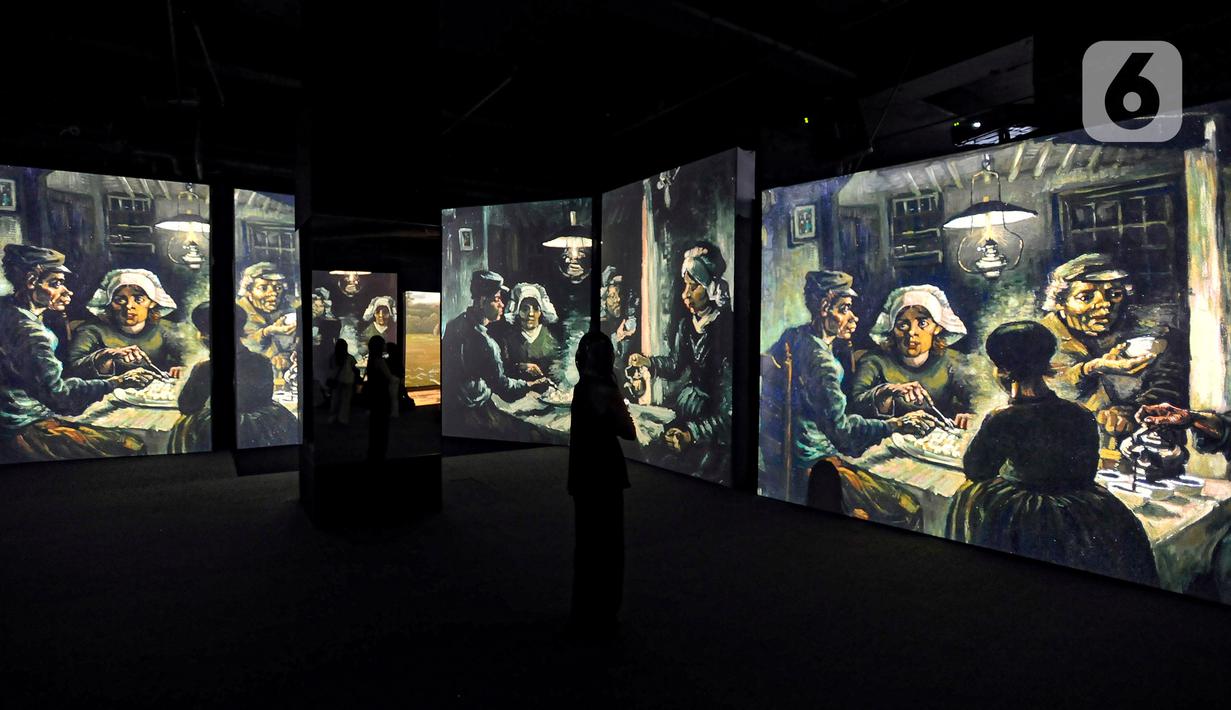 Pengunjung mengabadikan display multimedia saat pameran  Van Gogh Alive di Mal Taman Anggrek, Senin (07/08/2023). (merdeka.com/Arie Basuki)