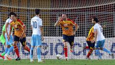 Pemain Lecce, Fabio Lucioni, melakukan selebrasi usai mencetak gol ke gawang Lazio pada laga Serie A di Stadion del Mare, Selasa (7/7/2020). Lecce menang 2-1 atas Lazio. (Donato Fasano/LaPresse via AP)