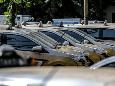 Ratusan mobil taksi terlihat mangkrak di kawasan Kranggan, Jati Sampurna, Bekasi, Jawa Barat, Jumat (18/9/2020). Masa pandemi COVID-19 membuat sejumlah perusahaan transportrasi umum mengurangi jam operasional guna menekan biaya perawatan. (Liputan6.com/Faizal Fanani)