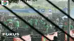 Ratusan pendukung kesebelasan Persebaya terlibat bentrok dengan petugas keamanan di Stadion Bung Tomo, Surabaya, Jawa Timur.