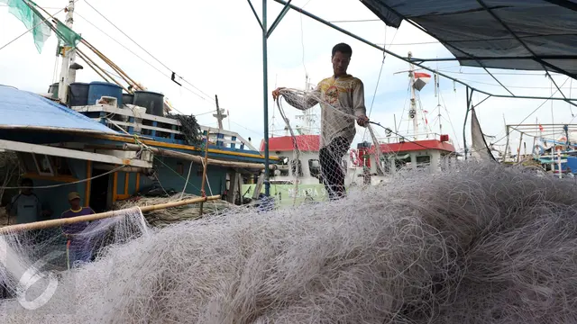 20160115-Cuaca Buruk, Nelayan Balongan Isi Waktu Perbaiki Jaring-Indramayu