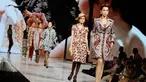 Para model berlenggak-lenggok diatas catwalk dalam acara Jakarta Fashion dan Food Festival. Senin (19/5/2014) (Liputan6.com/Faizal Fanani)
