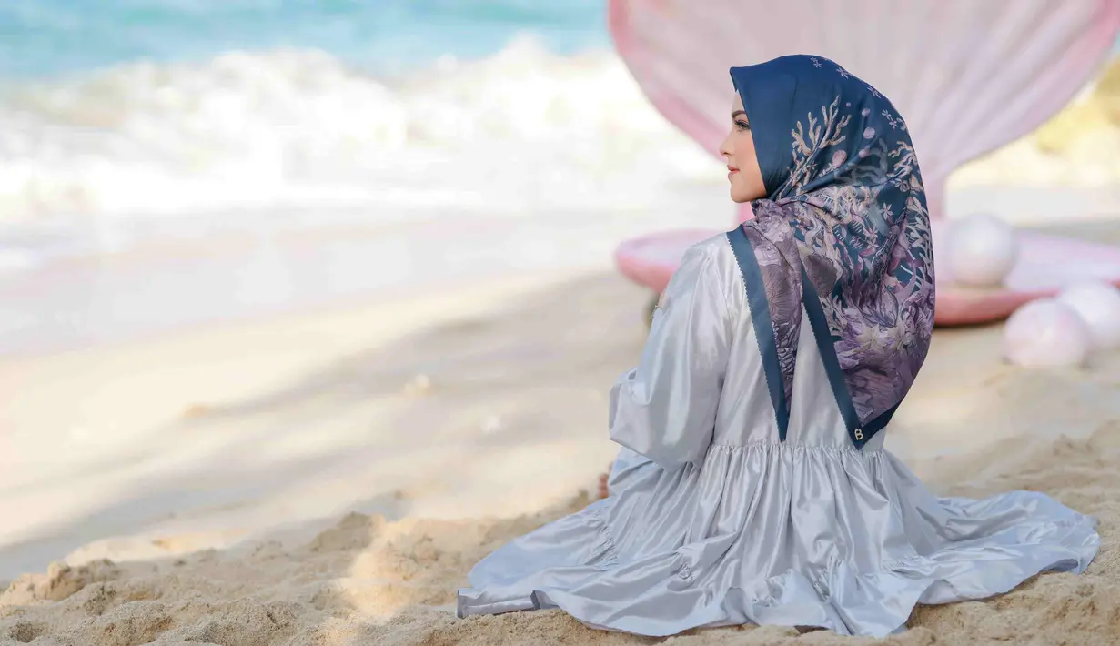 Terinspirasi dari jiwa kebebasan yang dimiliki Ariel, Buttonscarves memilih konsep underwater  yang menggambarkan terumbu karang, rumput laut, kerang mutiara, yang diaplikasi pada 10 syal di dominasi warna biru laut. Dok. Buttonscarves.