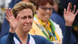 Atlet balap sepeda AS, Kristin Armstrong melambaikan tangan sambil menahan tangis usai meraih emas Olimpiade untuk ketiga kalinya secara berturut-turut dari nomor balapan jalan raya putri di Olimpiade Rio 2016, 10 Agustus 2016. (AFP PHOTO/Eric FEFERBERG)