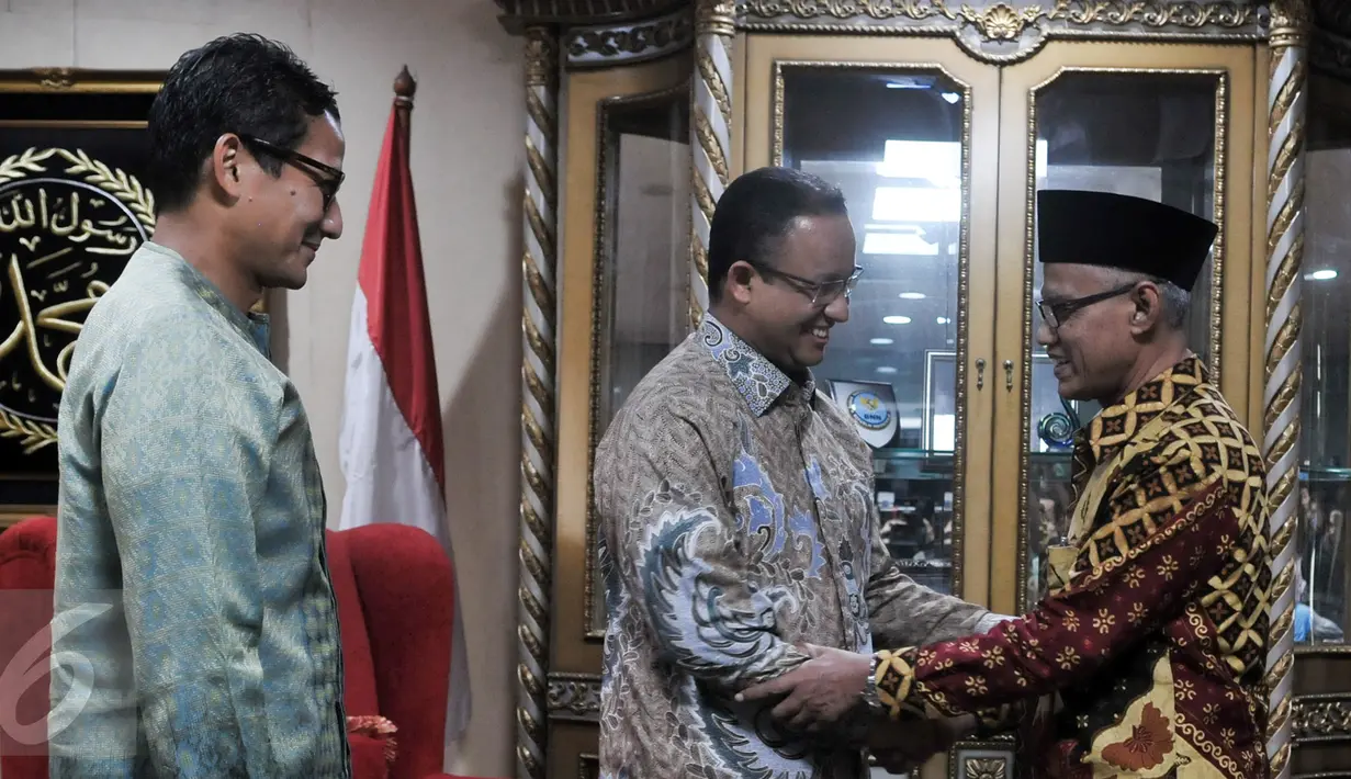  Calon gubernur dan wakil gubernur DKI Jakarta, Anies Baswedan dan Sandiaga Uno disambut Ketua Umum PP Muhamadiyah Haedar Nasir, Jakarta, Senin (17/10). (Liputan6.com/Yoppy Renato)