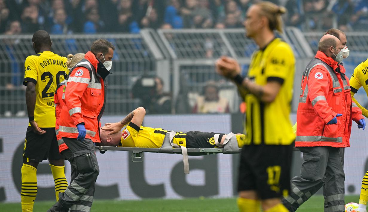 Marco Reus. Gelandang serang Borussia Dortmund berusia 33 tahun ini terancam tidak akan tampil bersama Timnas Jerman di Piala Dunia 2022 Qatar yang akan menjadi Piala Dunia ketiganya setelah edisi 2014 dan 2018. Pada Piala Dunia 2014 namanya masuk dalam skuat Tim Panser namun akhirnya sama sekali tak bermain akibat cedera engkel. Saat ini ia tengah mengalami cedera serupa yang kembali kambuh saat Dortmund menang 1-0 atas Schalke di pekan ke-7 Liga Jerman 2022/2023 (17/9/2022). (AFP/Sascha SChuermann)