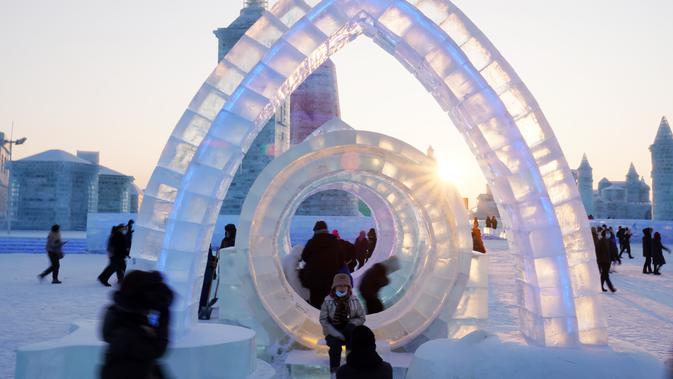 Para turis bermain di Dunia Es dan Salju Harbin di Harbin, Provinsi Heilongjiang, China timur laut, pada 24 Desember 2020. Ajang Dunia Es dan Salju Harbin ke-22 dibuka untuk umum pada Kamis (24/12). (Xinhua/Wang Jianwei)