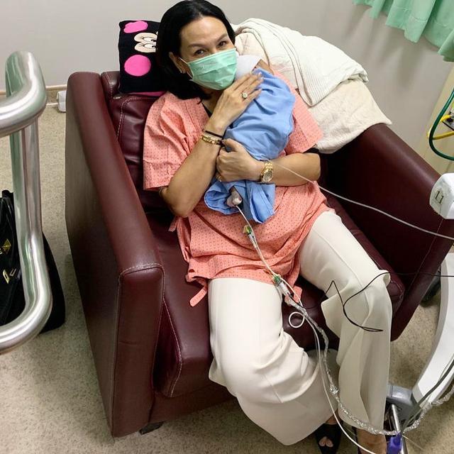 Anak Ketiga Nikita Mirzani Resmi Diadopsi, Ini 6 Potret Arkana dan Fitri