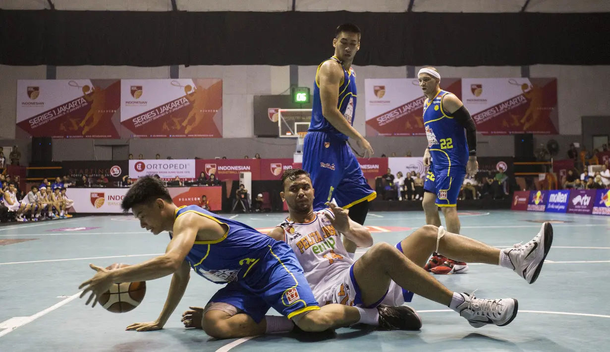 Pebasket Satria Muda, Yosua, berebut bola dengan pebasket Pelita Jaya, Prasetyo Adhi, pada laga IBL seri 1 di Hall A Senayan, Jakarta, Sabtu (16/1/2016). (Bola.com/Vitalis Yogi Trisna)