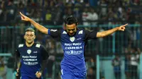 Striker Arema Cronus, Sunarto merayakan gol ke gawang Persipasi Bandung Raya pada babak penyisihan Grup A Piala Jenderal Sudirman, Senin (16/11/2015) malam di Stadion Kanjuruhan. (Bola.com/Kevin Setiawan)