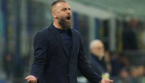 Pelatih Genoa Daniele De Rossi memberi instruksi kepada para pemainnya saat laga Serie A/Liga Italia antara Inter vs Genoa di Milan, Italia, Sabtu, 28 Februari 2026. (AP Photo/Antonio Calanni)