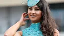 Senyum wanita cantik mengunakan topi unik jelang pembukaan ajang Pacuan Kuda dalam Festival Cheltenham di Inggris (16/3). Para wanita yang menghadiri pacuan kuda ini terkenal dengan gaya modisnya dan topi fancy yang dikenakannya. (REUTERS/Paul Childs)