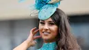 Senyum wanita cantik mengunakan topi unik jelang pembukaan ajang Pacuan Kuda dalam Festival Cheltenham di Inggris (16/3). Para wanita yang menghadiri pacuan kuda ini terkenal dengan gaya modisnya dan topi fancy yang dikenakannya. (REUTERS/Paul Childs)