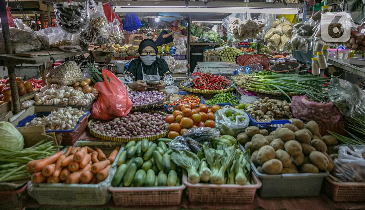 Peedagang sayur menunggu pembeli di Pasar Pondok Labu, Jakarta, Rabu (10/2/2021). Satu pedagang dinyatakan positif Covid-19, meski begitu pengelola Pasar Pondok Labu tetap melanjutkan operasional pasar sambil melakukan penyemprotan disinfektan selama tiga hari. (Liputan6.com/Faizal Fanani)