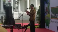 Presiden Jokowi menyerahkan penghargaan Kalpataru dalam Peringatan Hari Lingkungan Hidup Sedunia, di Istana Bogor (foto: setkab.go.id)