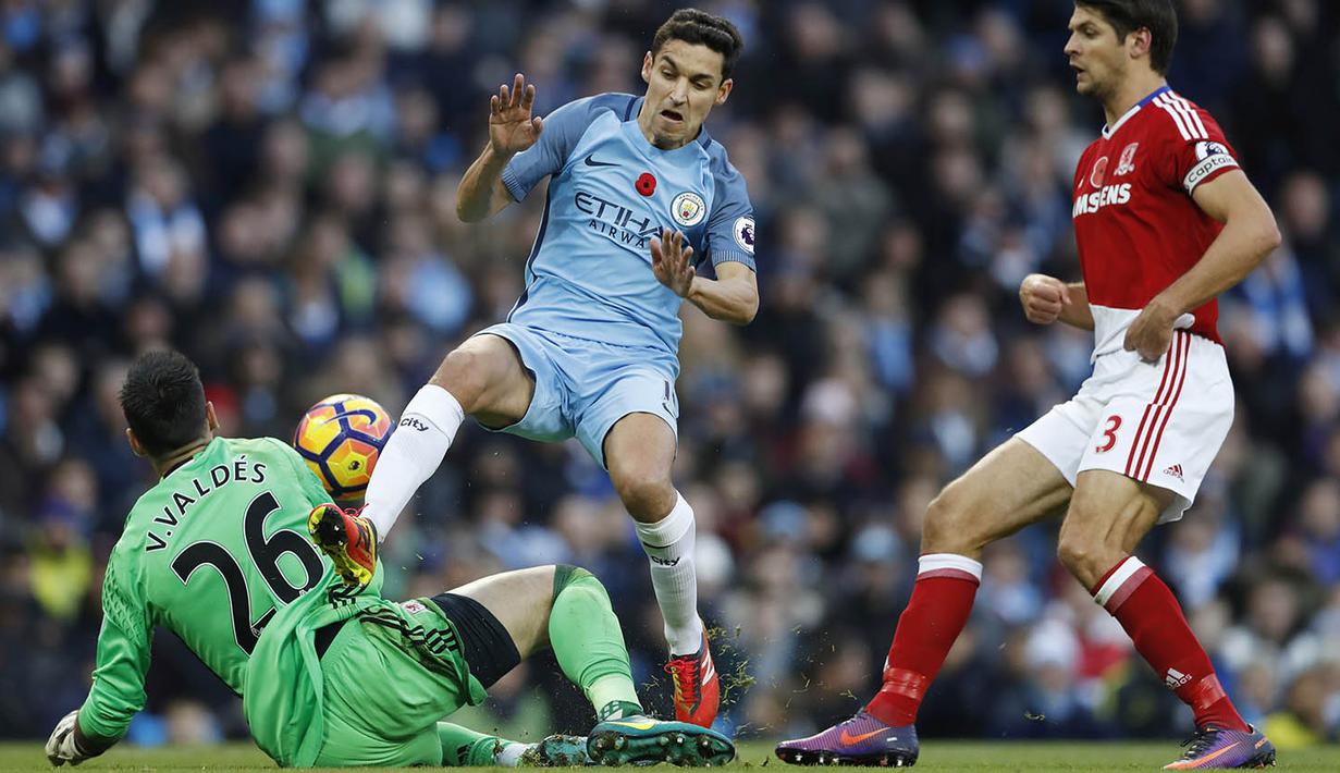 Gelandang Manchester City, Jesus Navas, berebut bola dengan kiper Middlesbrough, Victor Valdes,  pada laga Premier League di Ettihad Stadium, Inggris, Sabtu (5/11/2016). Kedua tim bermain imbang 1-1. (Reuters/Carl Recine)