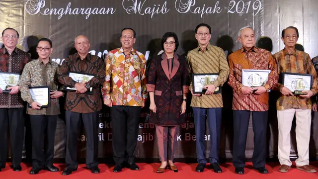 Menteri Keuangan RI Sri Mulyani Indrawati berfoto bersama pengusaha yang menerima penghargaan antara lain Eddy Sariatmadja, Rachmat Theodore Permadi, Arifin Panigoro, Alexander Tedja, Budi Purnomo Hadisurjo, dan Garibaldi Thohir di Jakarta,  Rabu (13/3).