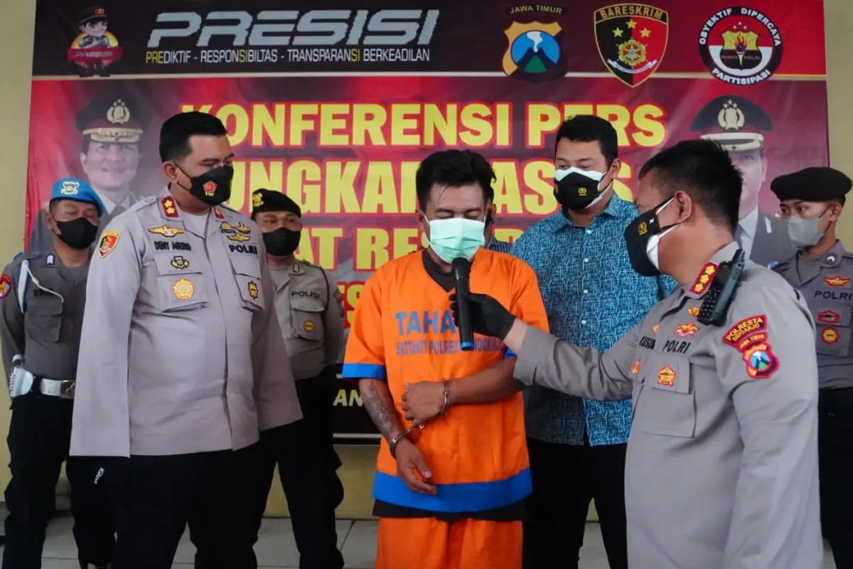 Tersangka penipuan mengaku polisi diciduk polisi Sidoarjo. (Dian Kurniawan/Liputan6.com)