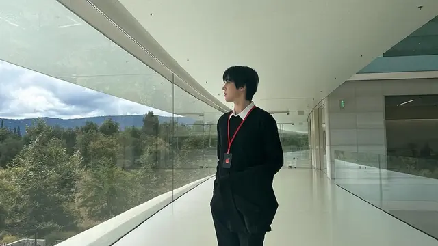 OOTD Yunho ATEEZ saat hadir di acara Apple.  [@yunou._.u]