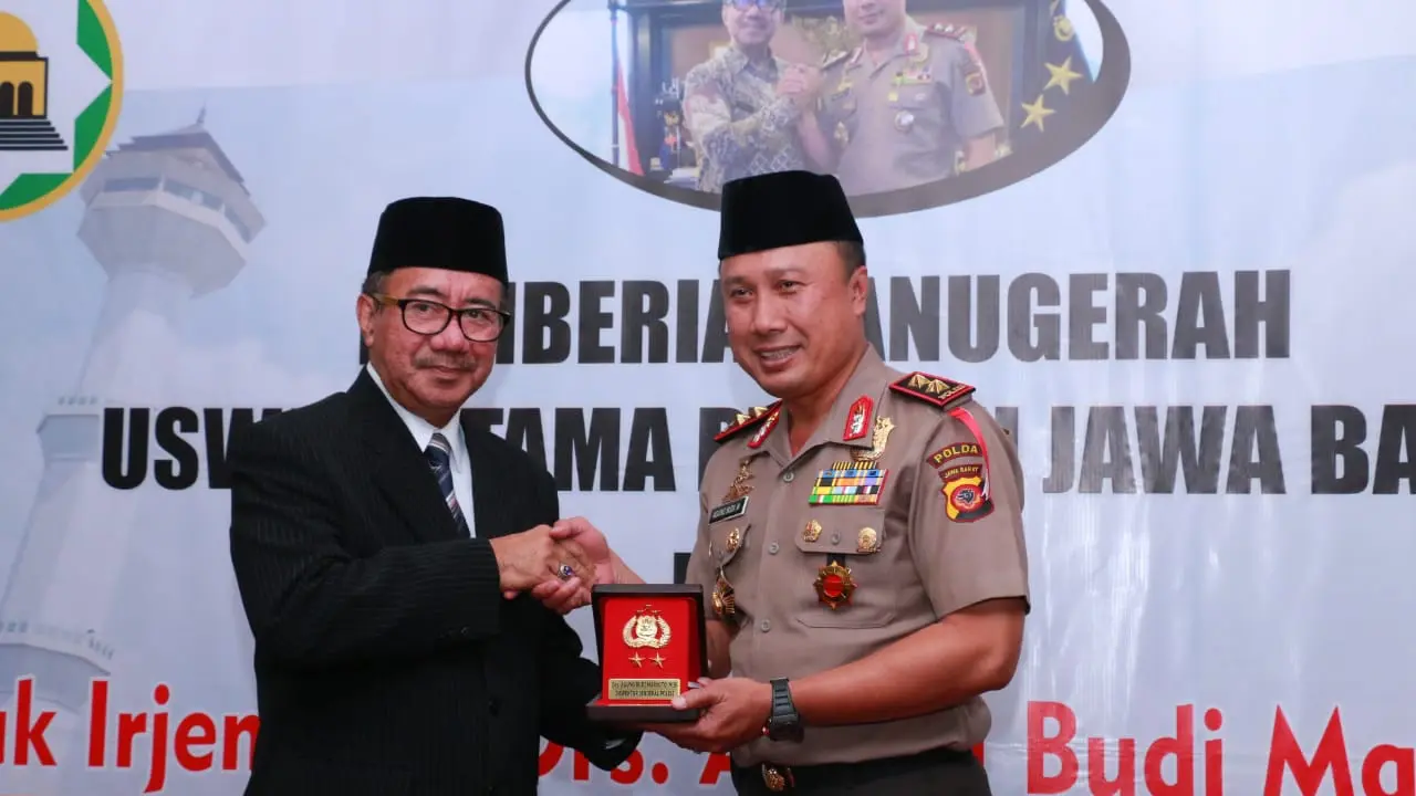 Kapolda Jawa Barat Irjen Agung Budi Maryoto mendapat anugerah Uswah Utama dari DMI Jabar