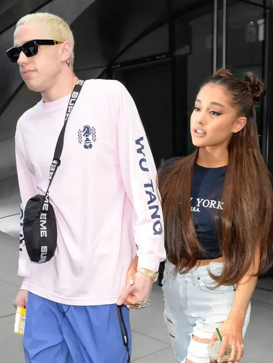 Dilansir dari HollywoodLife, Pete Davidson pun rela melakukan apapun untuk melindungi Ariana Grande. (refinery29)