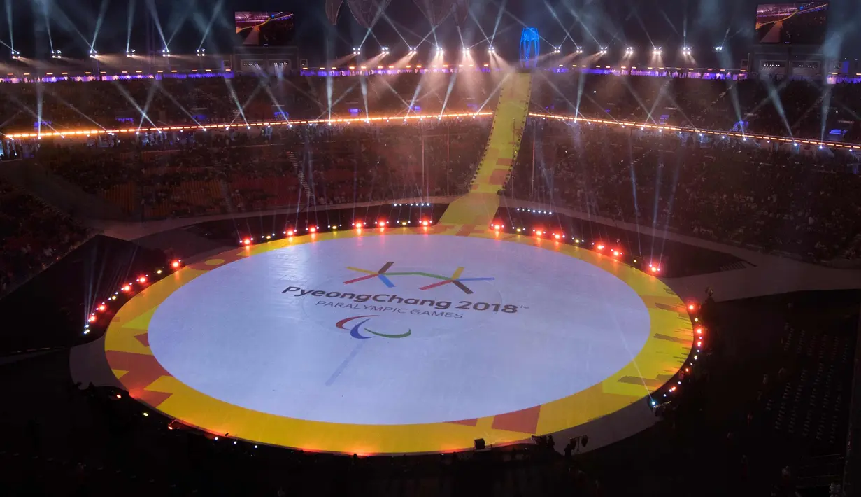 Suasana stadion selama upacara pembukaan Olimpiade Musim Semi XII Paralimpiade di Stadion Olimpiade Pyeongchang, di Pyeongchang, Korea Selatan, (9/3). (Thomas Lovelock / OIS / IOC via AP)