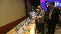 Menristekdikti Mohamad Nasir saat melihat hasil inovasi jelang pameran Inovasi Inovator Indonesia Expo (I3E), di Jakarta, Selasa (10/9/2019). Kemenristekdikti melakukan terobosan inovasi dan perkuatan sistem inovasi untuk meningkatkan produktivitas industri. (Liputan6.com/Fery Pradolo)