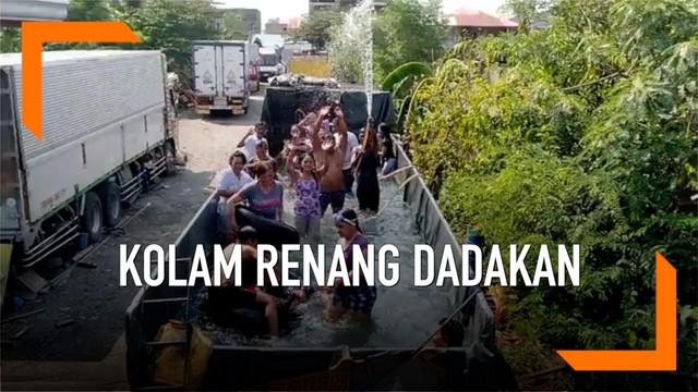 Seorang ayah ini memiliki ide cemerlang untuk mendinginkan keluarganya saat musim panas. Ia menyewa sebuah truk dan menyulapnya menjadi kolam renang.
