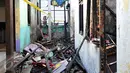 Puing pasca-kebakaran di kantor Komnas Perlindungan Anak dikawasan Pasar Rebo, Jakarta, 28 Juni 2015. Kebakaran membakar ruangan penyimpanan arsip dokumen kasus Angeline dan dokumen kasus anak sejak 2010, Senin (29/6/2015). (Liputan6.com/Yoppy Renato)