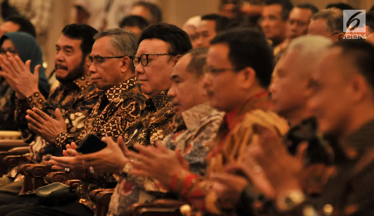 Mendagri Tjahjo Kumolo (tengah) saat menghadiri penandatanganan Nota Kesepahaman dengan OJK, MK, KLHK, dan PPATK di Jakarta, Selasa (19/2). Akses data ini dinilai penting untuk industri jasa keuangan. (Merdeka.com/Iqbal Nugroho)