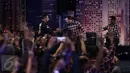 Pasangan Agus Harimurti Yudhoyono-Sylviana, berjabat tangan dengan Basuki T Purnama-Djarot Saiful Hidayat, dan nomor 3 Anies Baswedan-Sandiaga Uno berdoa sebelum debat perdana Cagub DKI-Jakarta, Jumat (13/1). (Liputan6.com/Faizal Fanani)