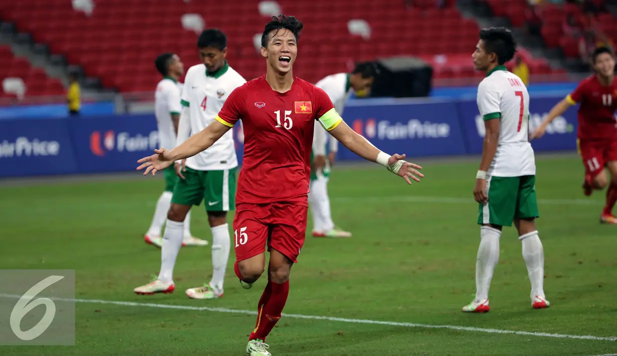 Pemain Vietnam U-23, Ngoc Hai Que berlari usai menjebol gawang timnas Indonesia di laga perebutan tempat ketiga Sepak Bola SEA Games 2015 di National Stadium Singapura, Senin (15/6/2015). Indonesia kalah 0-5. (Liputan6.com/Helmi Fithriansyah)