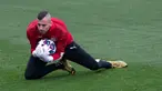 Kiper Valencia Jaume Domenech menangkap bola saat sesi latihan di Paterna Sports City, Paterna, Spanyol, Selasa (18/2/2020). Valencia akan menghadapi Atalanta pada leg pertama babak 16 besar Liga Champions di San Siro, 20 Februari 2020 dini hari WIB. (JOSE JORDAN/AFP)