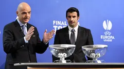 Sekretaris Jenderal UEFA Gianni Infantino (kiri) dan mantan bintang Real Madrid, Luis Figo, mengambil bagian dalam undian untuk semifinal sepakbola Liga Champions di markas UEFA di Nyon pada Jumat 11 April 2014 (AFP PHOTO/FABRICE COFFRINI)