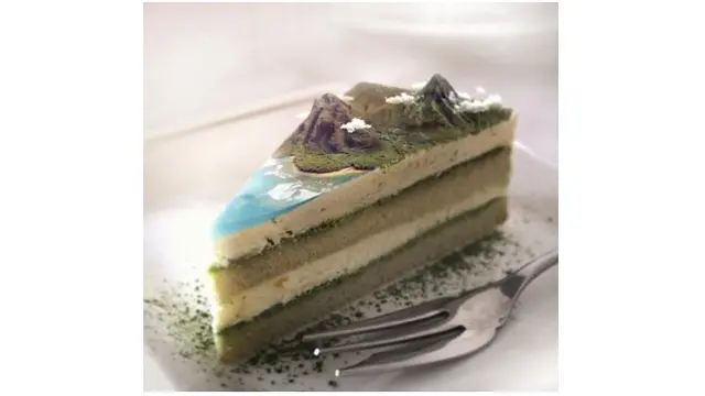 Dengan uniknya, permukaan atas kue dimanipulasi menjadi sebuah pegunungan.