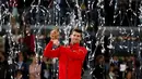  Petenis asal Serbia, Novak Djokovic mengangkat trofi juara usai  mengalahkan Andy Muray pada kejuaraan Madrid Open di Spanyol (8/5/2016).  (REUTERS/Paul Hanna) 
