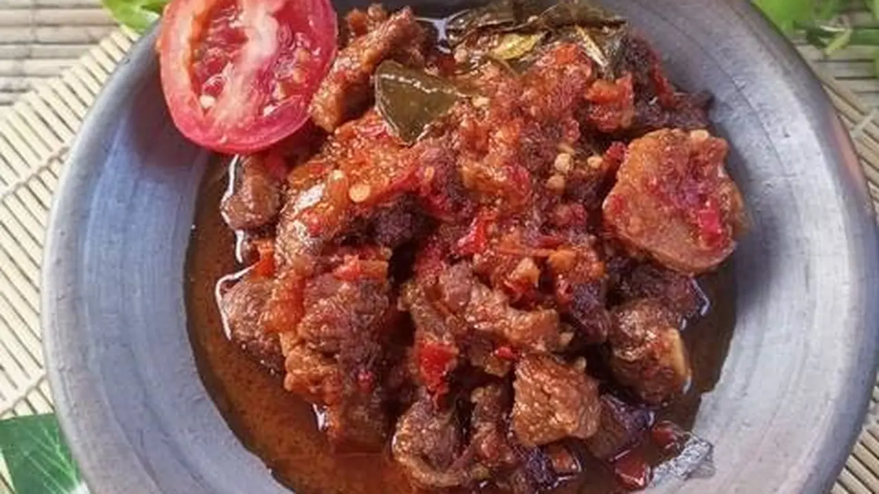 Sepiring oseng kambing mercon