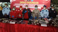 Barang elektronik dan handphone yang ditemukan ketika sidak di Lembaga Pemasyarakatan (Lapas) Pemuda Kelas IIA Tangerang. (Liputan6.com/Pramita Trisriawati)
