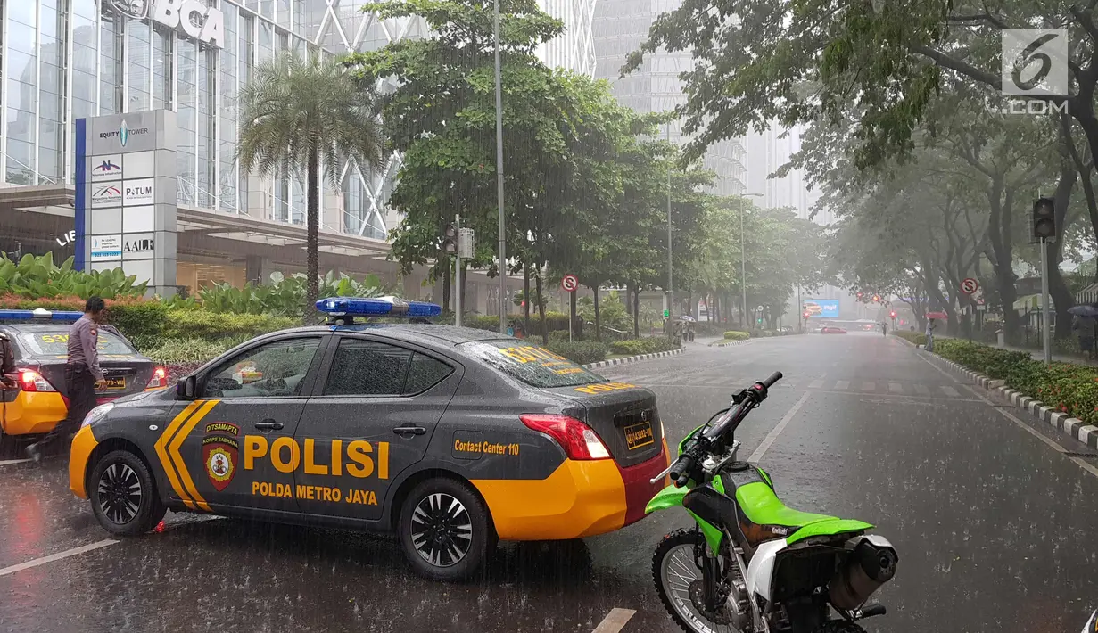 Sejumlah mobil petugas kepolisian saat menutup akses menuju Bursa Efek Indonesia, Jakarta, Senin (15/1). Balkon lantai 1 tower II Bursa Efek Indonesia (BEI) ambruk pada Senin (15/1/2018). (Liputan6.com/Herman Zakharia)