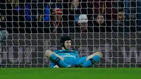 Kiper Arsenal, Petr Cech lunglai usai laga Southampton vs Arsenal di Stadion St Mary, Inggris, Sabtu (26/12/2015). Arsenal dihajar tuan rumah Southampton dengan skor telak 0-4. (Reuters / Eddie Keogh)