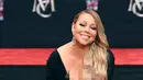 Penyanyi Mariah Carey menandatangani semen di TCL Chinese Theatre di Los Angeles, AS (1/11). Penyanyi 47 tahun ini mendapat penghargaan membuat cetakan tangan dan kaki di TCL Chinese Theatre. (Photo by Jordan Strauss/Invision/AP)